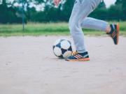 Persona gioca a calcio