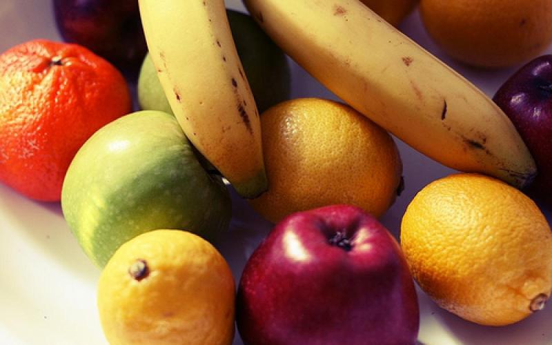 La frutta contruibuisce ad attivare il metabolismo